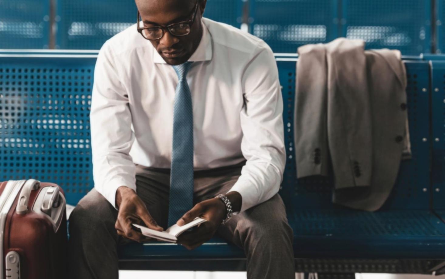 Programmierer arbeitet an Deep Learning Projekt mit mehreren Bildschirmen